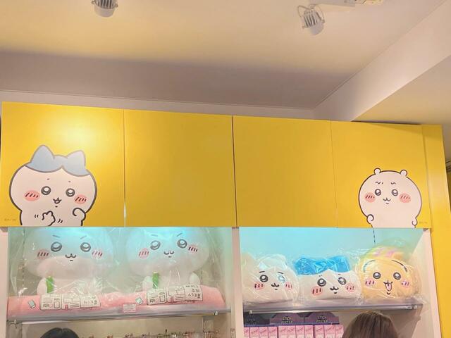 店内上部の壁。ちいかわ＆ハチワレコンビ♪