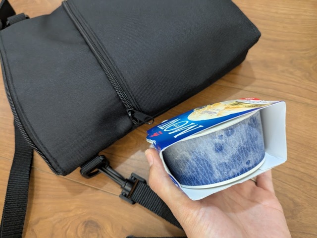 【山崎実業 tower コンビニちょい買い保冷&保温バッグ】保冷剤を入れて約10分間アイスを入れていましたが、まだしっかり冷たさをキープしています!