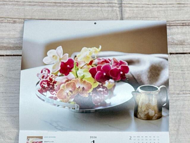 真木あかりさんが占う幸せをよぶエッセンスが取り入れられたフラワーアレンジ。1月は「発展、個性、未来」をキーワードに、ランを用いたフラワーアレンジになっています