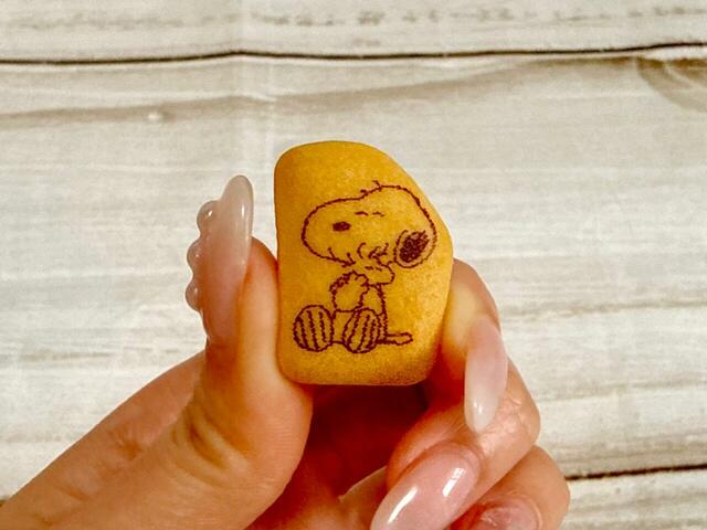 やさしい甘さのビスケット。スヌーピーのイラストがプリントされており、見た目のかわいさも満点！