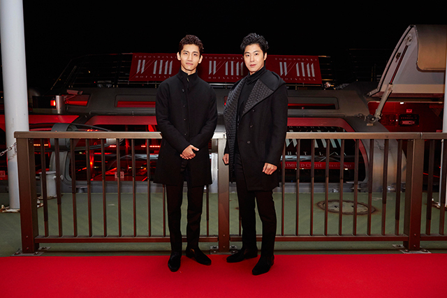 お台場にサプライズ登場した東方神起　左からチャンミン、ユンホ