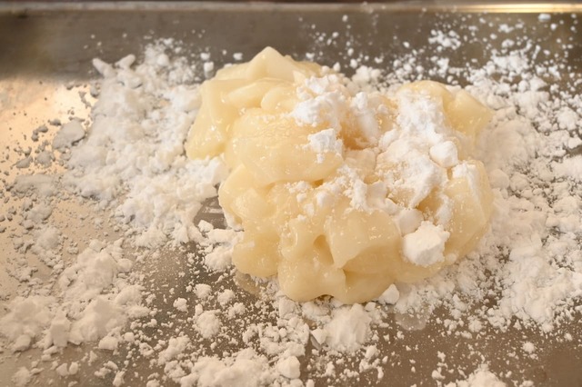 【おもちアレンジ・どらやき】片栗粉を絡ませて伸ばす