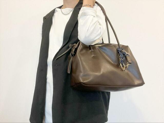 【GLOBAL WORK スペ軽チャーム付きボストン】人気の“スペ軽シリーズ”で、重さは約500g。長時間持っても肩が疲れません！