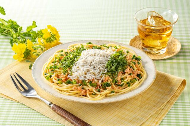 「国産釜揚げしらすと小海老のオイルパスタ」＜価格：594円（税込）＞【【セブン-イレブン】うれしい！おいしい！「春のごちグルメ」開催！春の行楽ににぴったりな全20品ご紹介♪】