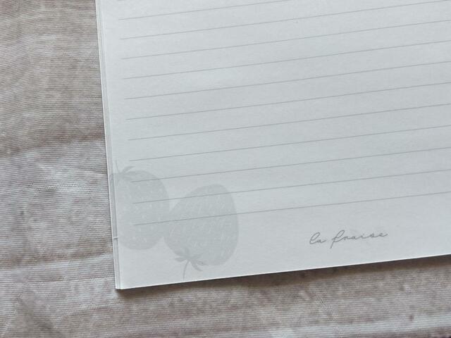 ノートの中もいちごが描かれています！