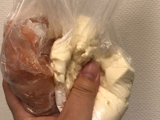 【鶏肉団子スープ】粉っぽさがなくなるまでよく揉む