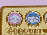 ちいかわたちはロゼットのようなリボン付きのバッジ風フレームの中にデザインされています♪