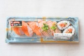【角上魚類「佐渡サーモンづくし」】1パック750円。決して激安ではないものの、満足度はかなり高め