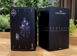 ついに解禁されたBOXのデザイン。バーコードが入る保護用スリーブは、全員シルエットかと思いきや……? 実物をご覧ください! ※デザインは監修中です © Disney