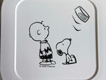 もう1つは、スヌーピーとチャーリー・ブラウンが飛んでいるフードボウルを見つめているイラスト。シュールですが可愛い♪