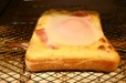 【卵とベーコンのマヨトースト】トースターで焼き目がつくまで焼く
