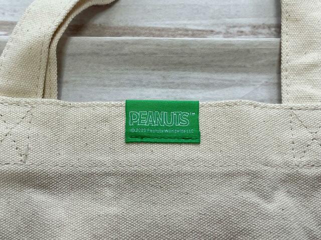 アクセントのロゴタグがキュート！【SNOOPY HOBBY TOTE BAG BOOK：スヌーピーの大容量ボックストート】