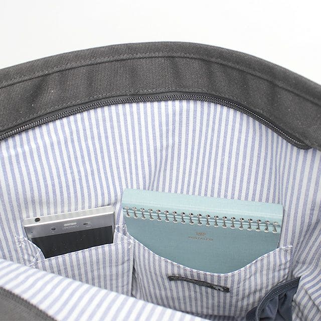 【moz新色】メイン収納には2つのオープンポケットを完備