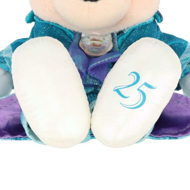 ぬいぐるみバッジ 3,000円｜「東京ディズニーシー25周年“スパークリング・ジュビリー”」スペシャルグッズ｜販売店舗：東京ディズニーシー「エンポーリオ」｜発売日：2026年4月8日（水）