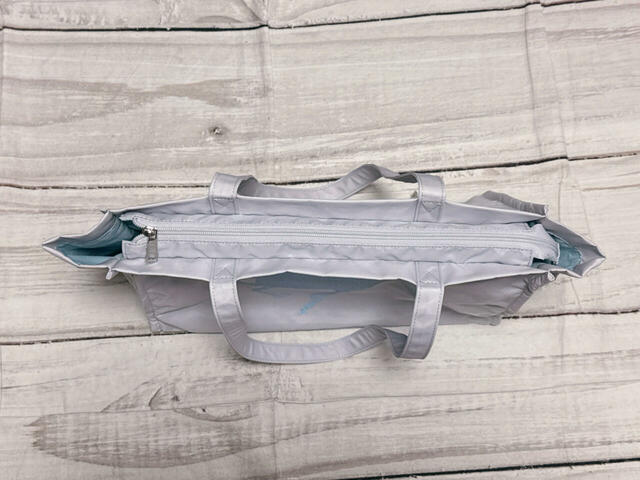 上部はファスナー付きで、荷物が飛び出したりすることがなく安心！