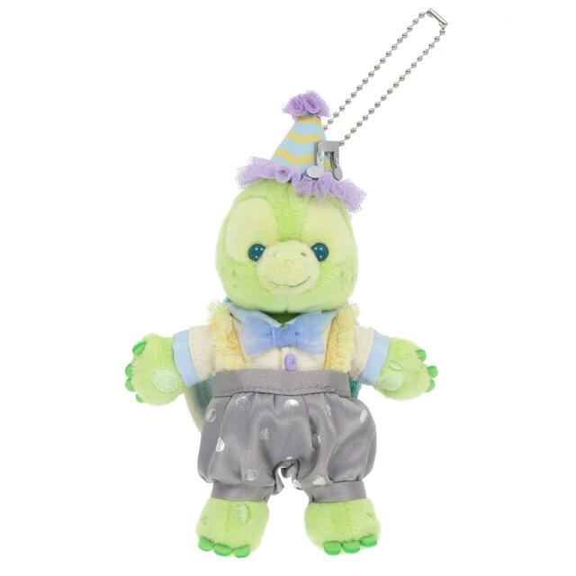 ぬいぐるみバッジ 2,600円｜高さ約15cm｜「ダッフィー＆フレンズのフロム・オール・オブ・アス」グッズ｜東京ディズニーリゾート40周年“ドリームゴーラウンド”｜発売日：2023年4月10日（月）｜販売店舗：東京ディズニーシー「マクダックス・デパートメントストア」