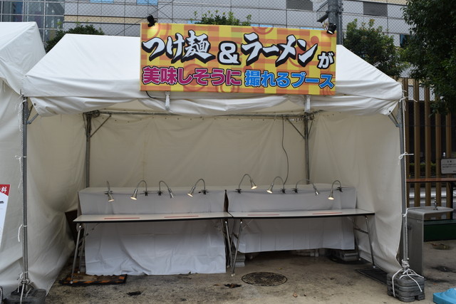 「つけ麺VSラーメン」で“肉麺”実食！／ラーメンを美味しそうに撮れるブース。撮ったらすぐSNSでシェアだ！