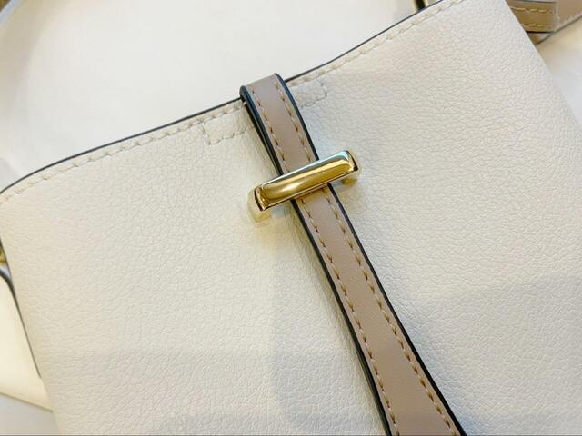 【URBAN RESEARCH チャーム付ワンハンドルミニショルダー】フォーマルな場にも使えそうなデザイン！