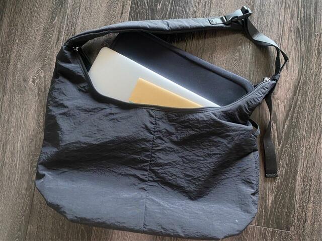 【GU ソフトナイロンコクーンショルダーバッグ】ノートPCや分厚い参考書を入れてもまだまだ余裕!開口部はダブルファスナー仕様で荷物の出し入れもラクラクです