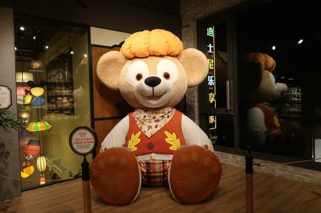 「ワールド・オブ・ディズニー」2階にある巨大ダッフィー
