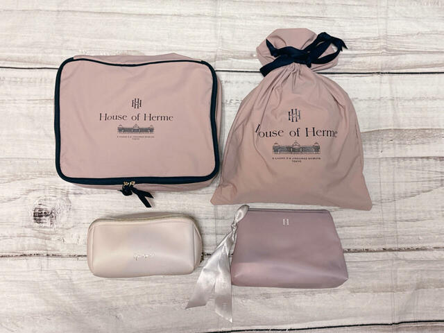 着替えを入れたポーチ、パジャマを入れた巾着、化粧品ポーチ、洗面グッズを入れたポーチが入りました