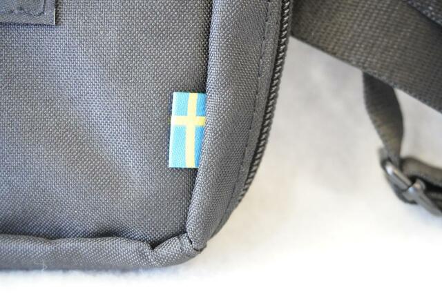 おなじみのスウェーデン国旗のタグも【mozすっきり収納できる!多機能スマホショルダーバッグBOOK】