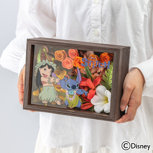 ディズニーフラワーフレームアート「ハワイアン・フラ・デュオ」22,000円｜日比谷花壇『リロ&スティッチ』フラワーギフト