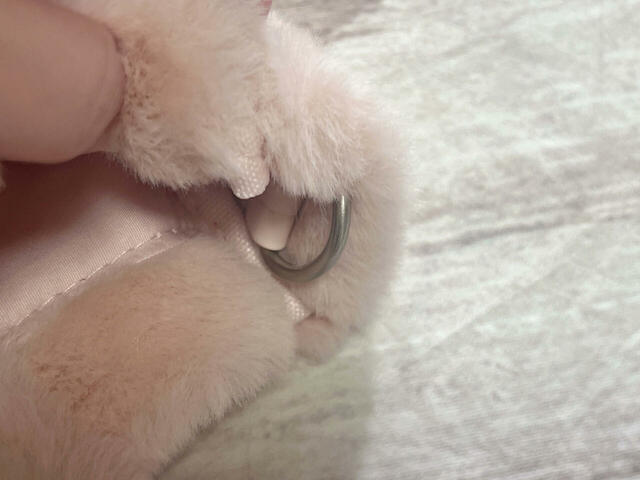 バッグの内側の両サイドには、ショルダーストラップがつけられる金具付き