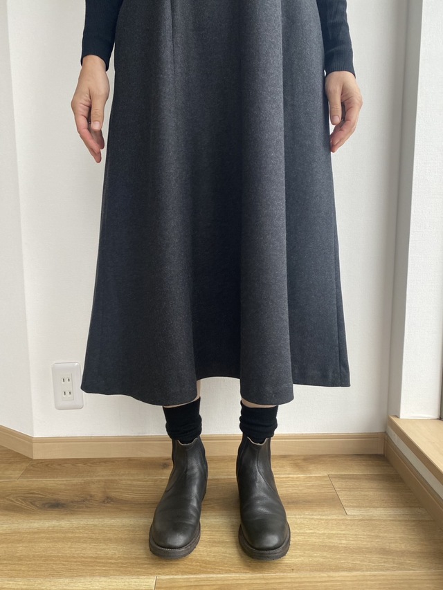 【UNIQLO ブラッシュドジャージーワンピース】カラーはダークグレー、ブラック、ダークブラウンの3展開です