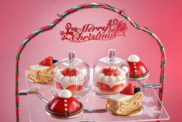 「アフタヌーンティー(上段)」<価格:平日6,000円 / 土・日・祝日6,500円>【クリスマスムードたっぷりのアフタヌーンティーも楽しめる♪シェラトン都ホテル大阪の「Christmas Sweets Fair -Red-」開催】