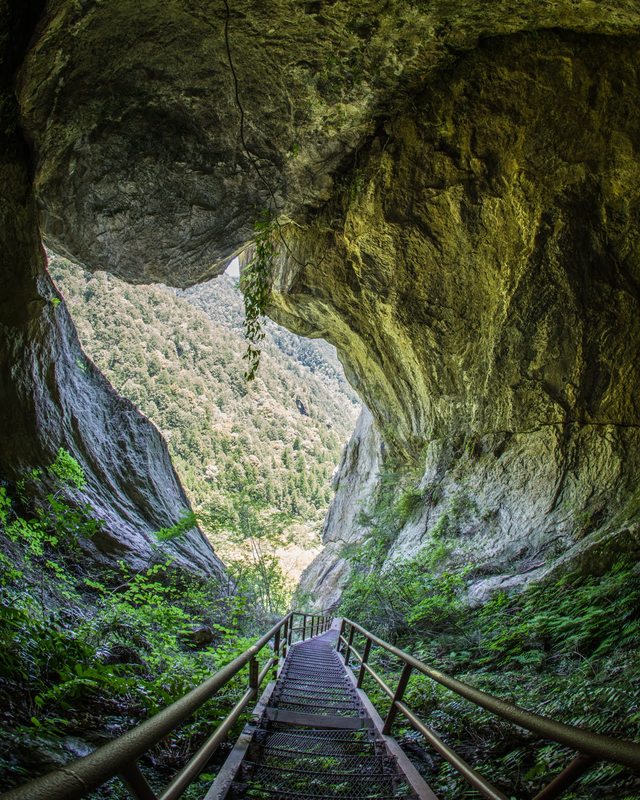 東三河の観光スポット：岩山の主成分の鍾乳石がまるで乳房に見えることから、乳岩と呼ばれる「乳岩峡」（新城市）