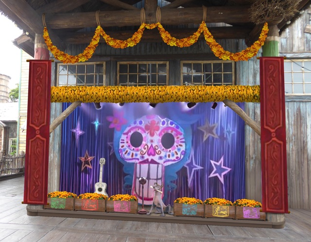 『リメンバー・ミー』がテーマのフォトロケーション｜東京ディズニーシー「ピクサー・プレイタイム」