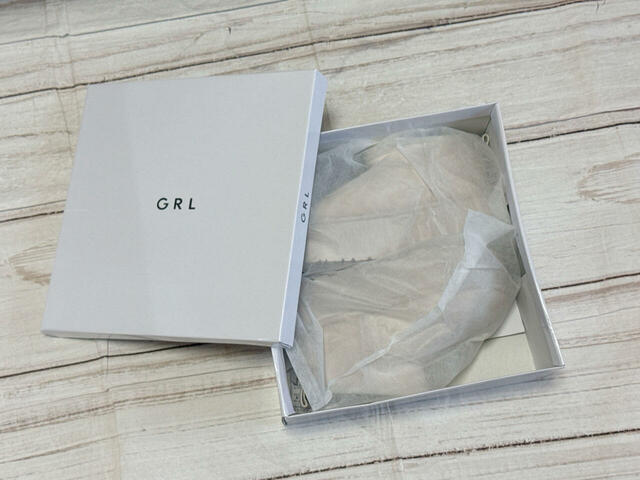 ブーツは不織布の袋に入っています