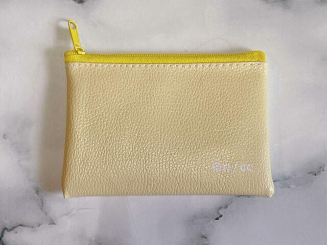 背面は装飾がないシンプルなイエローの無地