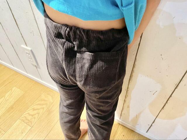 【らくらく動けるコーデュロイレギンスパンツ（キッズ）】後ろにポケットが1つあります
