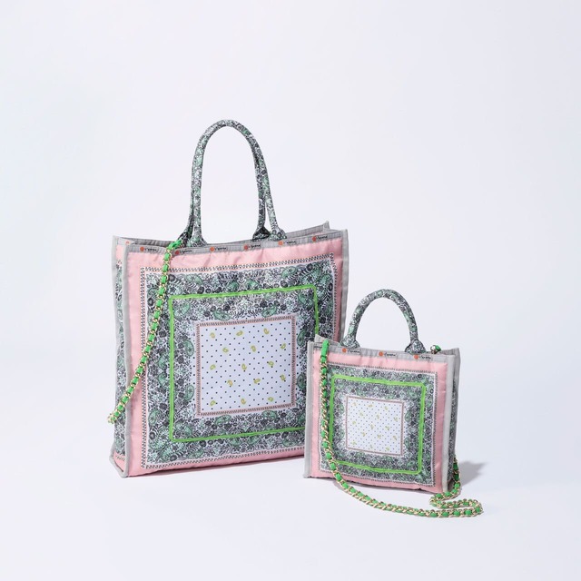 【レスポートサック】LG Chain Tote H40×W42×D9cm 39,600円、SM Chain Tote H23×W25×D6cm 33,000円