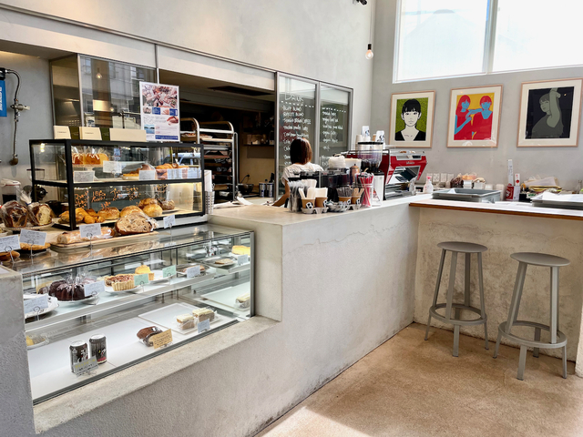 【アンダーブラフコーヒー】アンダーブラフの店内には、栄徳さんが集めた絵画が展示されています