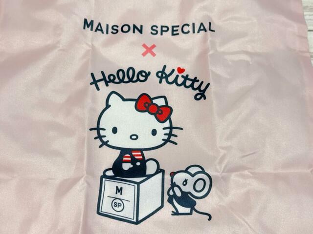 フロントにはキティちゃんのイラストプリント入りデザイン。「MAISON SPECIAL×Hello Kitty」のロゴプリント入りで、コラボならではの特別感もたっぷり♪