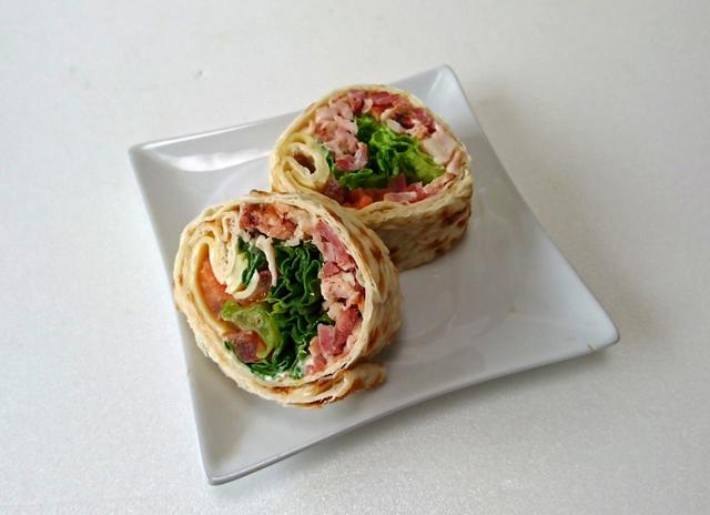 【カークランドシグネチャー　ハイローラー（B.L.T.）　21P　1580円】ベーコン、レタス、トマトに加え、チーズも！