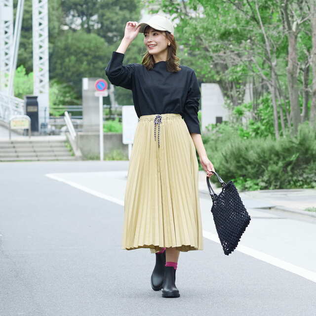 レディース撥水ライトプリーツスカート(税込1,900円)トップスをインにした時の着こなし例、外側にある紐が目立ちます