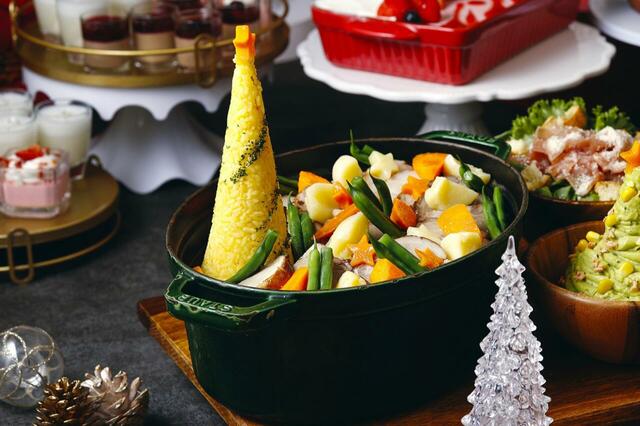 「四万十ポークシチュー サフランライスを添えて」<期間:2025年11月10日~12月25日>【インターコンチネンタル 東京ベイで“ローストチキン”や“ターキーのパイ包み”が楽しめる「CHEF’S GIFT クリスマスランチ&ディナーブッフェ」開催!】