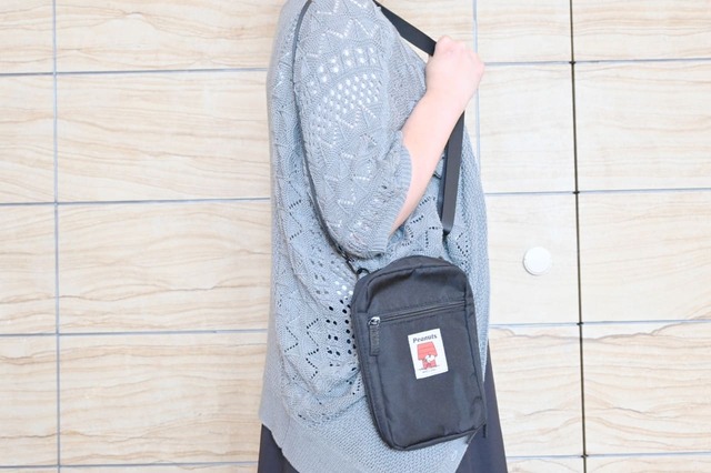 【『SNOOPY JOE COOL めっちゃ整う！オールインショルダーバッグ BOOK』（宝島社）】ショルダーバッグとしての着用イメージ