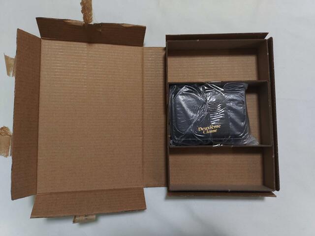丁寧に梱包されている『otona MUSE（オトナミューズ）』12月号の付録は「Deuxieme Classe (ドゥーズィエム クラス) のミニ財布」