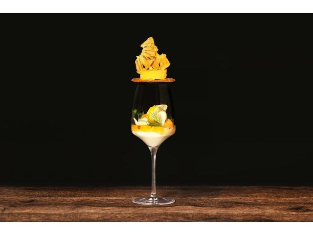 アップルマンゴーとココナッツ香るブランマンジェのパフェ  ーマンゴーのテリーヌと白いショコラのペタルー