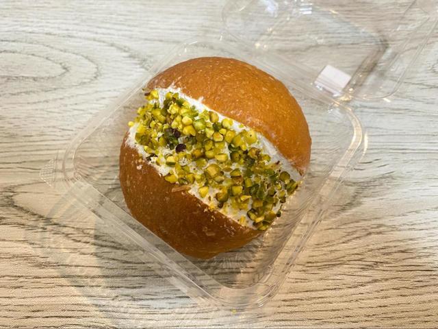 【デイリーヤマザキ　マリトッツォ　ピスタチオ】ボリューム満点の大きさ