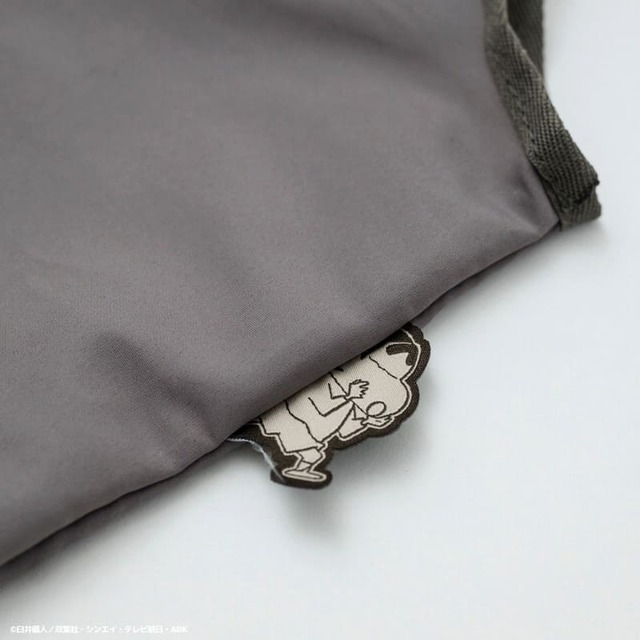 【『クレヨンしんちゃん 主婦代表!? みさえが本気で考えたお買いものにちょうどいい 洗える大容量エコバッグBOOK』(宝島社)】しんちゃんがワンポイント!