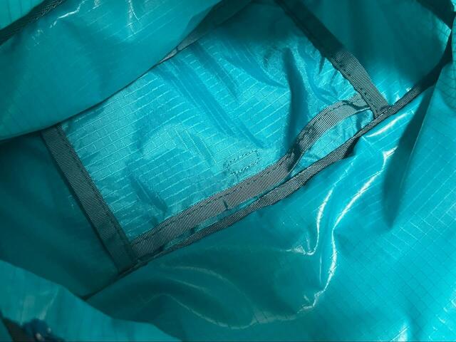 【mont-bell　ポケッタブルライトトートS】小さめの内ポケットはマジックテープ付きです