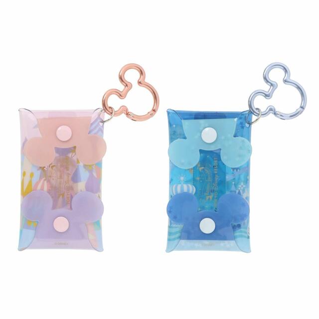 カラビナ（ケース付）セット 2,500円｜サイズ：（カラビナ含む全長）長さ約16cm（ケース部分）縦約12×横約7cm、2個セット｜東京ディズニーリゾート パークをモチーフにしたカラフルなグッズ｜発売日：2023年6月15日（木）｜販売店舗：東京ディズニーランド「ホームストア」、東京ディズニーシー「ヴィラ・ドナルド・ホームショップ」