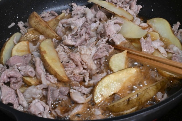 【黄金比「てりやきのたれ」・豚肉とじゃがいものてりやきオーロラソースあえ】てりやきのたれを入れます