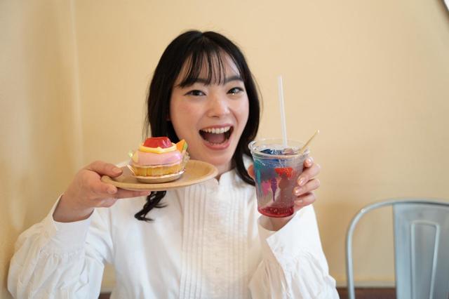 プリズムハートコンパクトのケーキ〜ピーチ&ストロベリー〜 900円、セーラーちびムーン&外部太陽系4戦士のドリンク〜アップルソーダ〜 650円